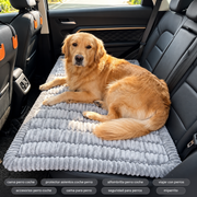 Cama antideslizante para perro en el asiento trasero del coche